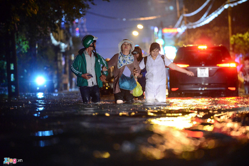 Người Sài Gòn lội nước ngập ngang bụng, ngã sấp mặt giữa đêm